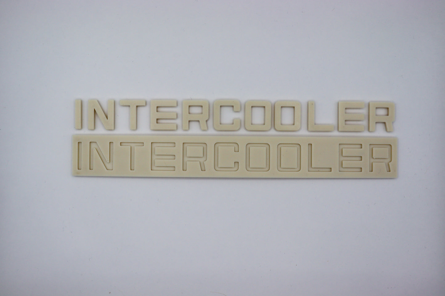 hierbij zie je het type plaatje van intercooler die je op je vrachtwagen kunt lijmen, de letters liggen nu los boven de achterplaat zodat jet kan zien dat in de achterplaat inkepingen zitten zodat als je de letters en achterplaat gespoten hebt ze altijd weer recht en met je juiste afstand van elkaar erop kunnen worden gelijmd.