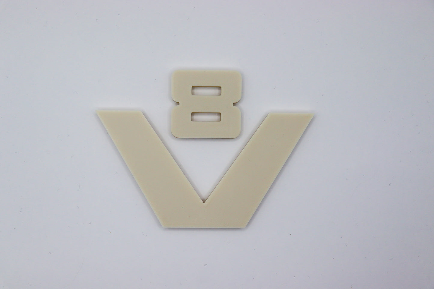 dit is een oldskool v8 logo van scania net zoals bij de 1 2 & 3 serie, dit logo is de zelfde grootte als het v8 logo wat nu op de side skirt van de next gen zit. het is in een blanco beige kleur geprint zodat het naar eigen wens in de juiste kleur gespoten kan worden.
