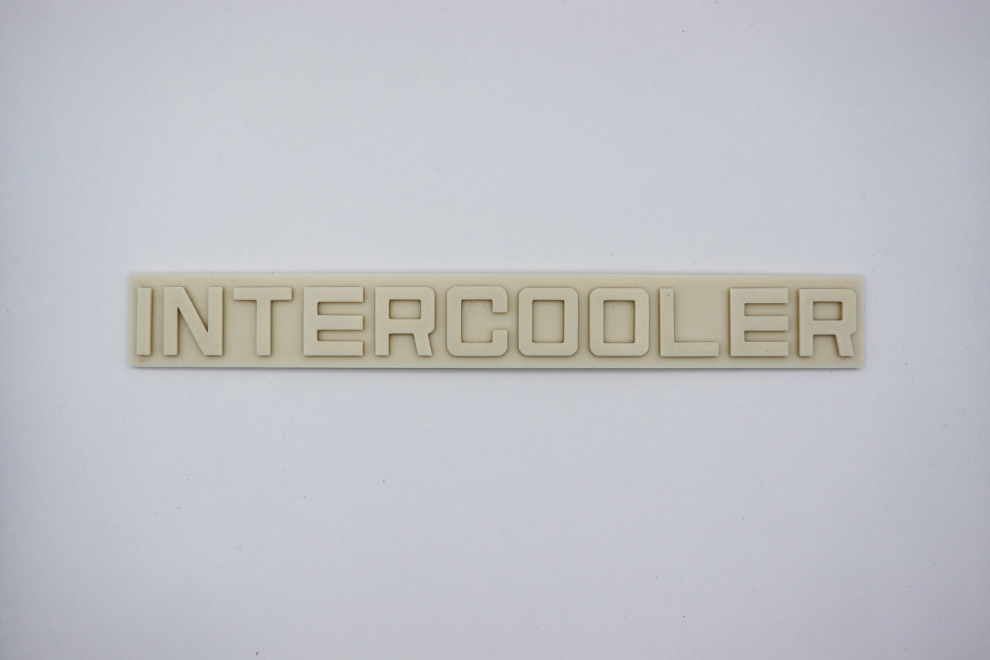 hier zie je een intercooler type plaatje wat op een vrachtwagen geluimd kan worden, het is in een neutrale kleur geprint zodat het naar eigen wens gespoten kan worden. je kan de letters los halen van de achterplaat zodat ze apart gespoten kunne worden