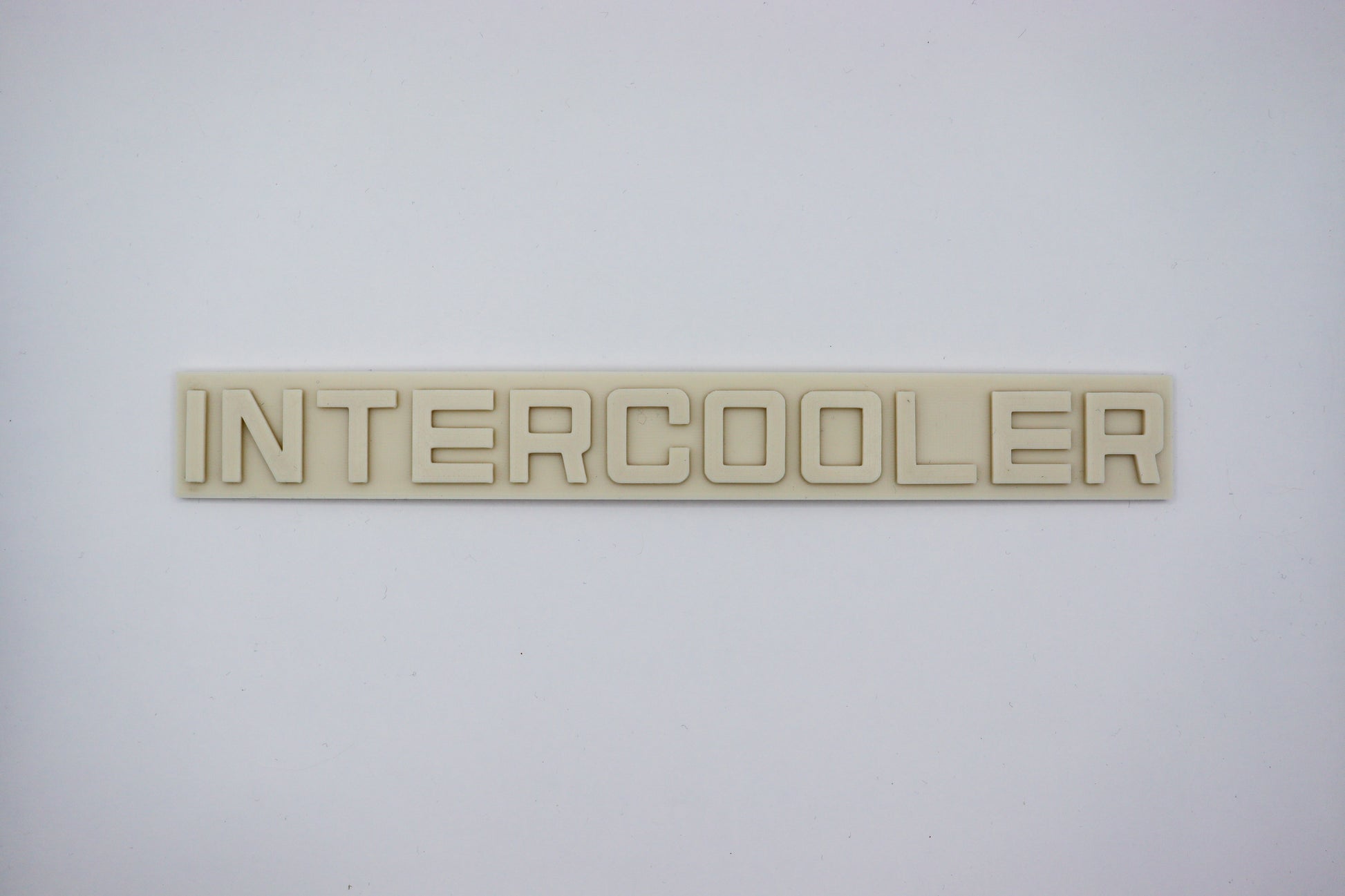 hier zie je een intercooler type plaatje wat op een vrachtwagen geluimd kan worden, het is in een neutrale kleur geprint zodat het naar eigen wens gespoten kan worden. je kan de letters los halen van de achterplaat zodat ze apart gespoten kunne worden