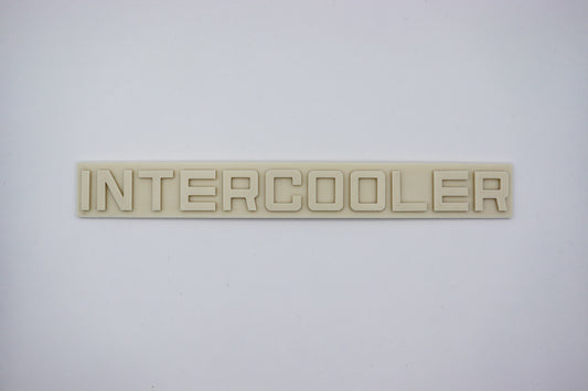 hier zie je een intercooler type plaatje wat op een vrachtwagen geluimd kan worden, het is in een neutrale kleur geprint zodat het naar eigen wens gespoten kan worden. je kan de letters los halen van de achterplaat zodat ze apart gespoten kunne worden