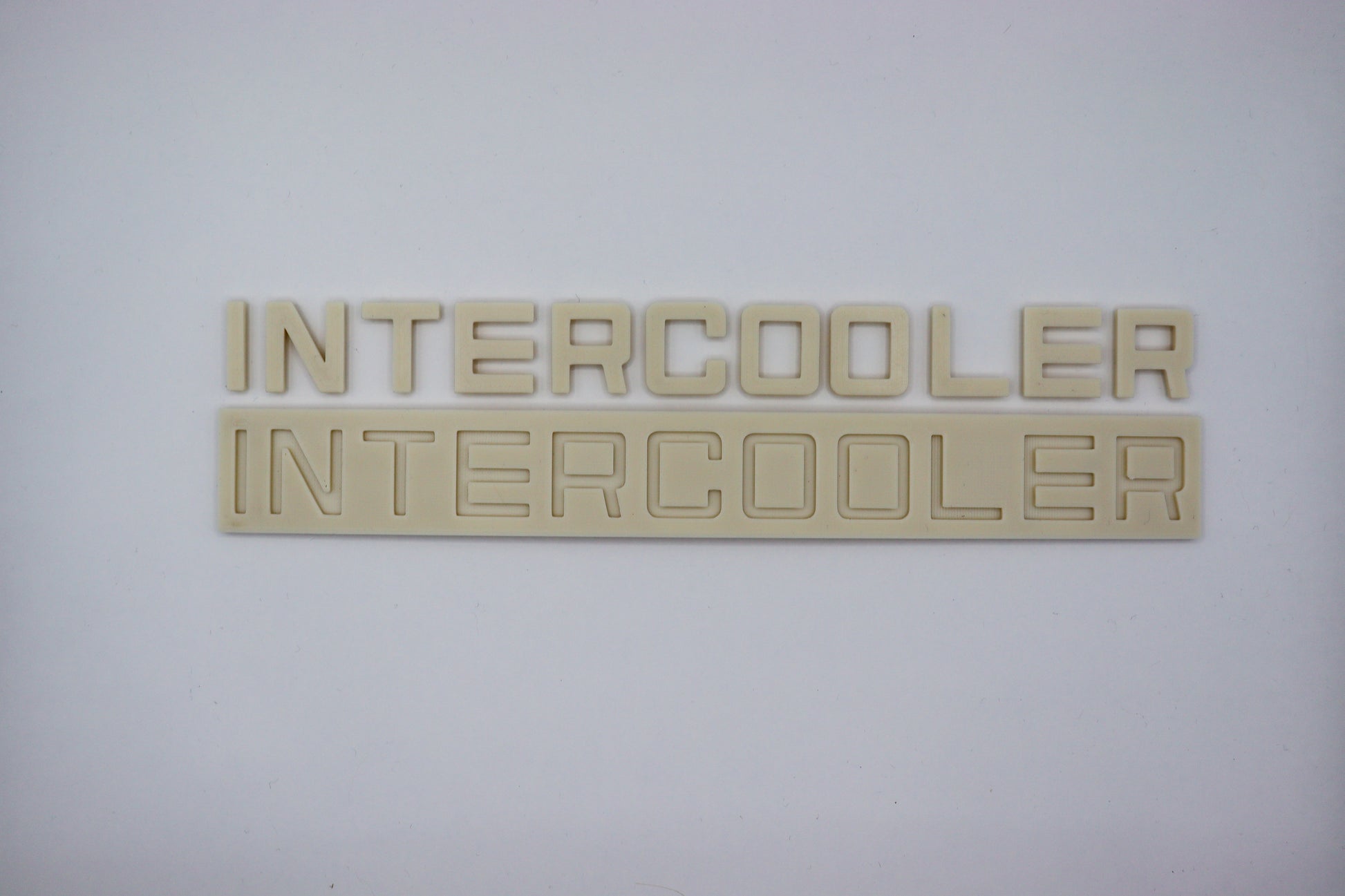 hierbij zie je het type plaatje van intercooler die je op je vrachtwagen kunt lijmen, de letters liggen nu los boven de achterplaat zodat jet kan zien dat in de achterplaat inkepingen zitten zodat als je de letters en achterplaat gespoten hebt ze altijd weer recht en met je juiste afstand van elkaar erop kunnen worden gelijmd.