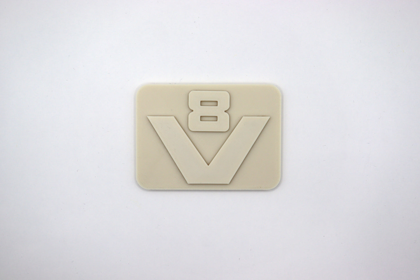 hier zie je een v 8 logo van scania zoals die op de 2 en 3 serie heeft gezeten. met een achterplaatje en het oude v8 logo. het is in een neutrale kleu geprint zodat het naar wens gepoten kan worden.