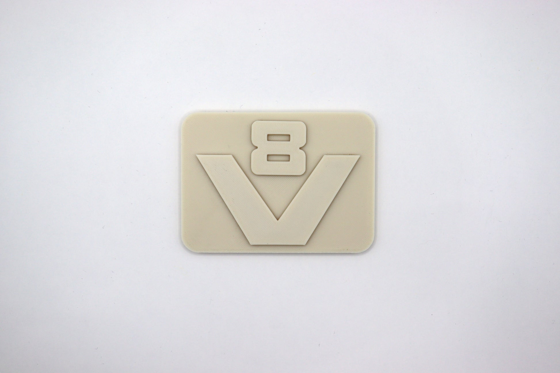 hier zie je een v 8 logo van scania zoals die op de 2 en 3 serie heeft gezeten. met een achterplaatje en het oude v8 logo. het is in een neutrale kleu geprint zodat het naar wens gepoten kan worden.