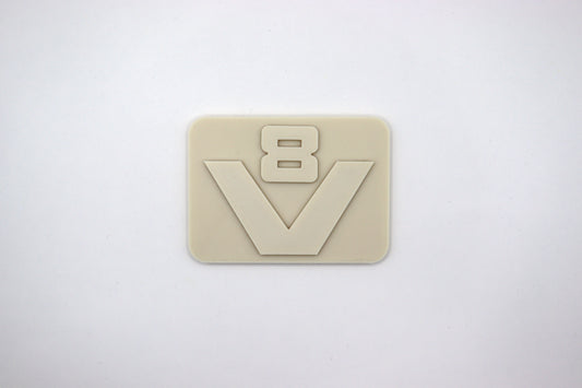 hier zie je een v 8 logo van scania zoals die op de 2 en 3 serie heeft gezeten. met een achterplaatje en het oude v8 logo. het is in een neutrale kleu geprint zodat het naar wens gepoten kan worden.