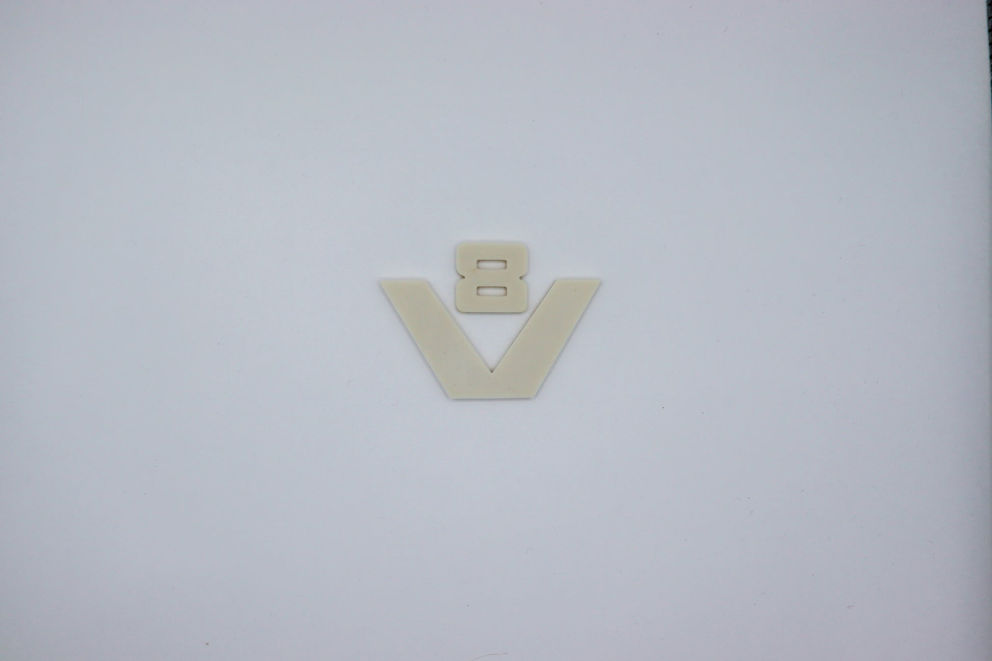 dit is een oldskool v8 logo van scania net zoals bij de 1 2 & 3 serie, dit logo is de zelfde grootte als het v8 logo wat nu op de grill van de next gen zit. het is in een blanco beige kleur geprint zodat het naar eigen wens in de juiste kleur gespoten kan worden