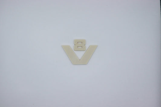 dit is een oldskool v8 logo van scania net zoals bij de 1 2 & 3 serie, dit logo is de zelfde grootte als het v8 logo wat nu op de grill van de next gen zit. het is in een blanco beige kleur geprint zodat het naar eigen wens in de juiste kleur gespoten kan worden